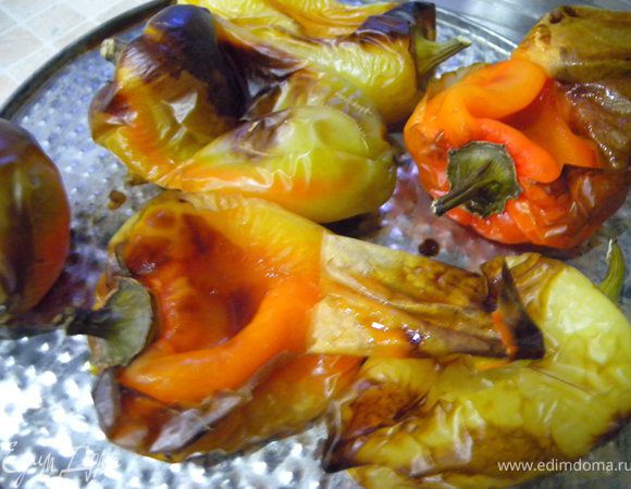 2. Запечь перед на гриле. Снять кожуру. 