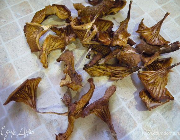 3. Порезать фасоль. Смолоть в кофемолке грибы. Отправить к картофелю (варится 10 минут). 