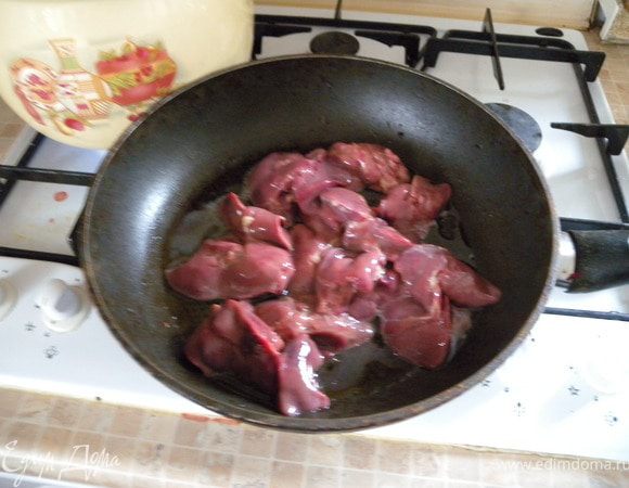 2. Отложить в с тору треть печени. А остальную перебить вместе с мясом в блендере до однородного состояния. 