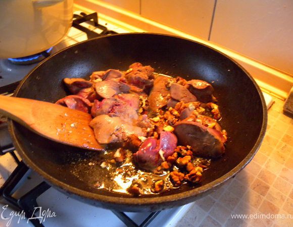 3. Оставшуюся печень обжарить на растительном масле, добавить орехи. 