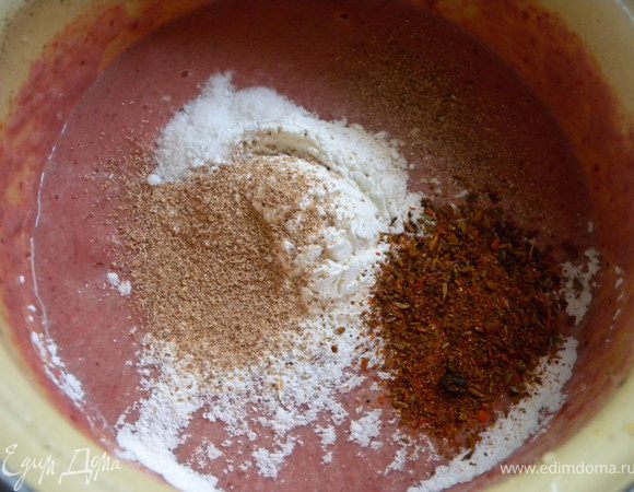 5. Взбить яйца. Добавить сливки и жидкий фарш. Приправить.  