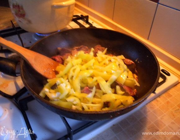 4. Почистить перец, обжарить на масле вместе с печенью и орехами. 