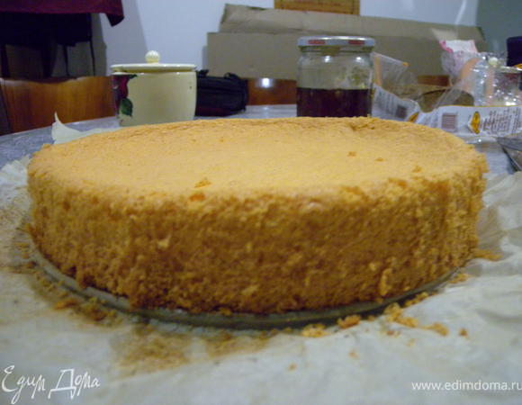 1. Выпекаем бисквит. Взбить отдельно белки. Отдельно желтки с сахаром. К желткам отправить муку и разрыхлитель. Перемешать. Аккуратно ввести белки. Перемешать и выпекать при 180 около 20 минут. Остудить.