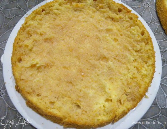 2. Делим на 2 коржа. Пропитываем сиропом. 