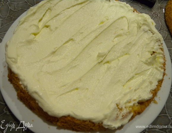 3. Взбить сметану с сахаром до состояния крема. Промазываем кремом коржи (бисквит делим нитью на 2 части до того, как пропитываем сиропом). 