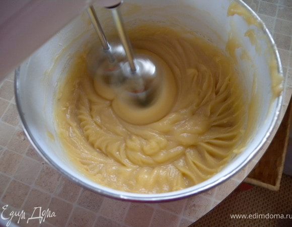 6. Я делала в квадратной форме и разрезала пополам. Пропитываем сиропом. 