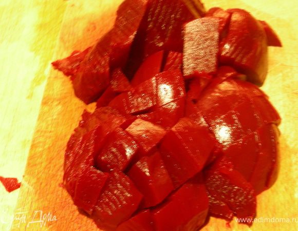 Свеклу отвариваем и нарезаем кубиками.
