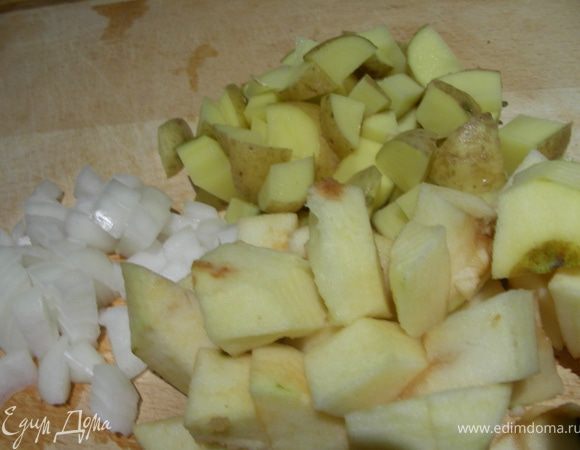 Нарезаем кубиками лук, яблоко и картофель.