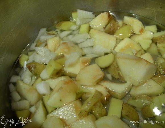 Кладем овощи (кроме свеклы) в кастрюлю и добавляем воды, немного, чтобы она только покрыла овощи, и готовим на медленном огне 10 минут. (Можно их и обжарить, я пробовала и так и так). 