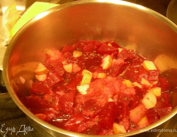 Добавляем свеклу, лимонный сок, тимьян и через пару минут бульон и лавровый лист. Готовим на среднем огне минут 10 (до мягкости овощей).