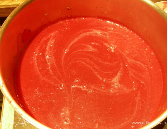 Затем с помощью блендера превращаем наш суп в пюре. Добавляем сливки (молоко) до желаемой густоты, солим, перчем (я в этот раз вместо сливок добавила 2 треугольничка плавленого сыра, потому что у меня маловато супчика получилось). Прогреваем суп.
