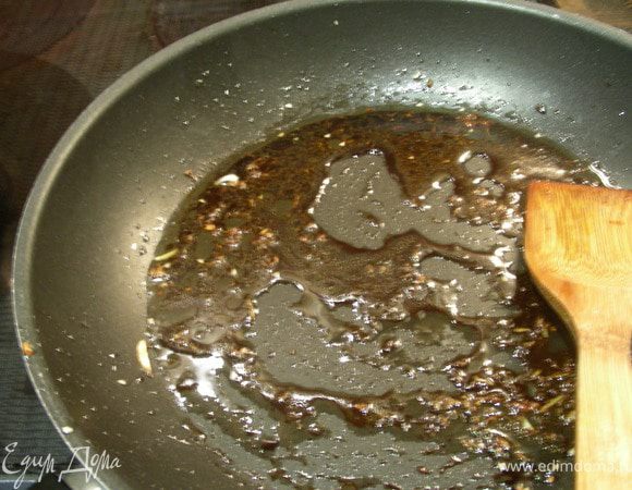 Приготовьте заправку. Прямо в сковороду влейте соевый соус, кунжутное масло, сок лайма, положите натертый на терке имбирь.