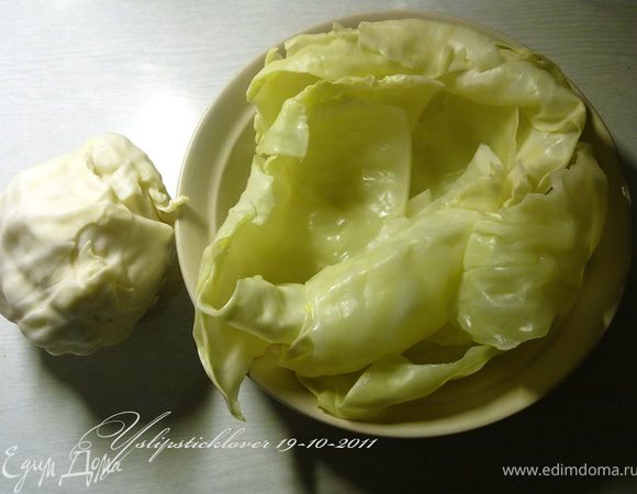 Капусту промыть, аккуратно отделить 6 листов и отваривать их в кипящей воде 3-5 мин.