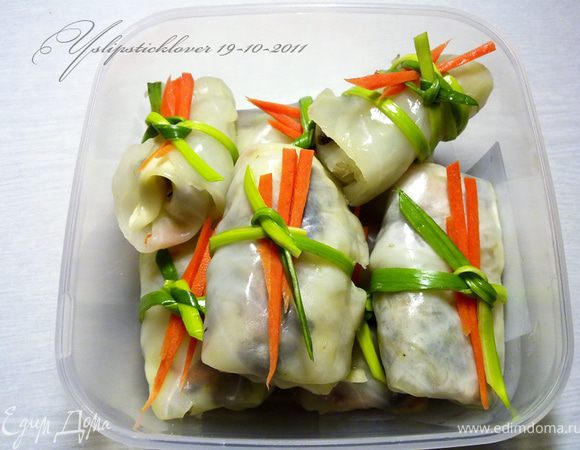 Листья капусты подготовить в заворачиванию, вырезав грубый черенок. Выложить 1 ст.л. начинки на лист и аккуратно завернуть. (Каждый голубец я завязала полоской лука-порея: во-первых для надежности, во-вторых для красоты))