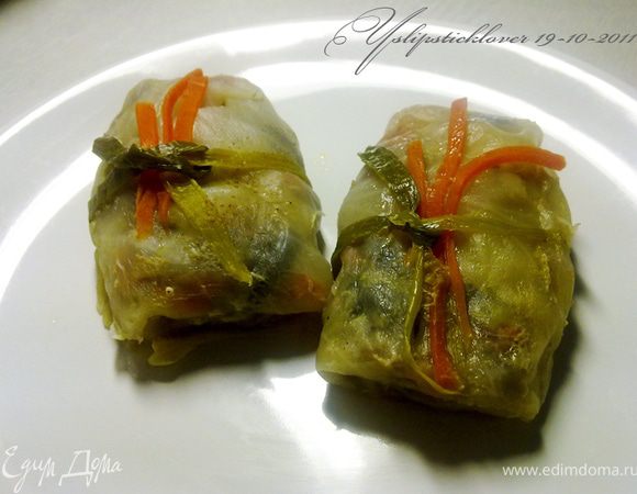 Оставшиеся лук и морковь мелко нарезать. Плотно выложить голубцы в глубокую сковороду, залить наполовину водой, посолить, поперчить. Добавить нарезанные овощи и тушить 30-35 мин.