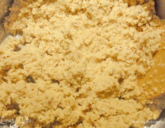 Так как нам понадобится не большое количество корта, да и печи у нас нет, то цвет у нашего творога не будет красным. Катык можно заменить на кефир. 
Итак: молоко и  кефир выливаем в кастрюлю с толстым дном. Емкость желательно брать с учетом того, что молоко при кипении может убежать. У меня оставалось две ложки прокисшей сметаны, поэтому  я ее добавила в кастрюлю.  После того, как наше молоко закипит и свернется, необходимо убавить огонь и добавить две ложки сахара. Кастрюлю крышкой не закрывать! Творог должен вариться при умеренном кипении примерно 2 часа. Когда вы увидите, что почти вся сыворотка выкипела, вооружайтесь деревянной лопаткой и не отходите от плиты. При непрерывном помешивании вы доводите нашу творожную массу до состояния густой каши. Продолжаете мешать, пока вся жидкость не выпарится (под конец получится, что вы ее жарите). Следите за тем, что бы творог не подгорал. Теперь вы ее снимаете с плиты. Наша «каша» стала цветом темнее, чем топленое молоко.
Дайте ей остыть. Теперь перемешайте. Она должна рассыпаться на крупинки как обычный творог, только не такой влажный. 
