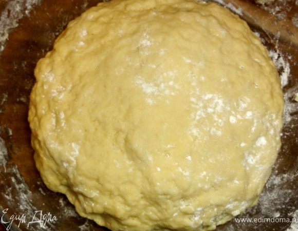 Замесите тесто и оставьте подходить на 30 минут.