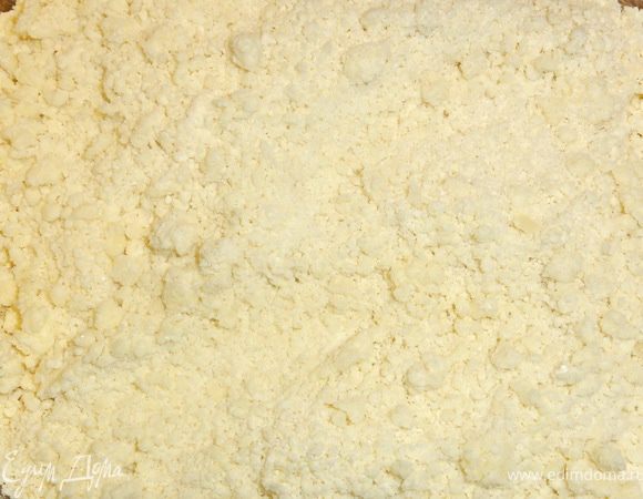 Из муки, сахара и сливочного масла приготовьте крошку и уберите в холодильник, она нам понадобится для посыпки верхнего коржа.