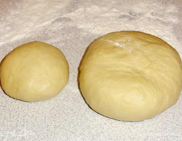 Тесто разделим на две части. 