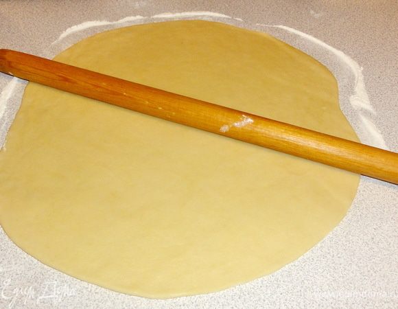 Раскатаем основную часть, она у нас должна быть больше по размеру, так как служит дном и стенками пирога.