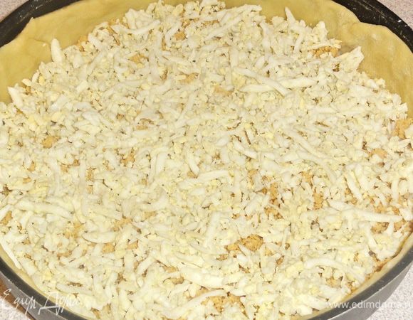 Затем натертые яйца. Солим. 