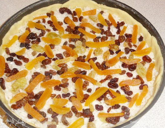 Изюм и порезанную на кусочки курагу раскладываем поверх риса.