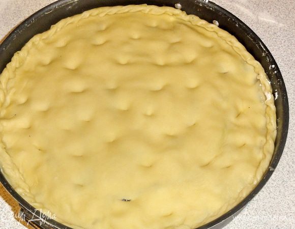 Теперь закрываем нашу начинку вторым пластом теста. 