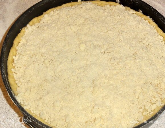 Края защипываем, делаем небольшие отверстия на поверхности и выкладываем крошку. 