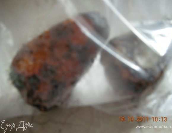 Обугленные перцы снять с огня и положить в целофановый  пакет. Оставить на несколько минут. 