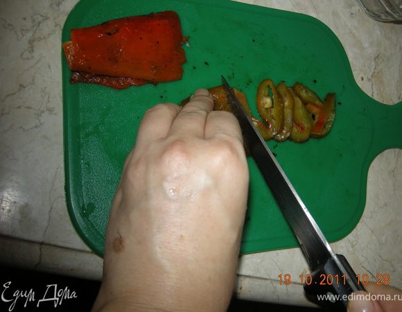 Достать из пакета, удалить кожу и семена, нарезать на полоски и отложить. 