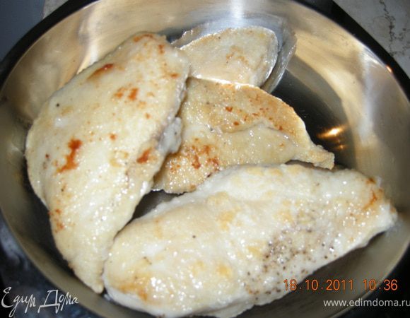 Филе курицы помыть, обсушить, разделить на половинки, посолить, поперчить, обвалять в муке и обжарить в небольшом количестве растительного масла (не пересушивать!). Отложить. 