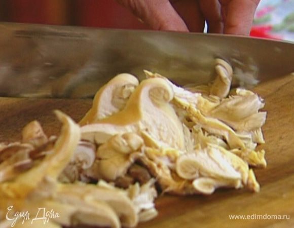 Грибы нарезать тонкими полосками.