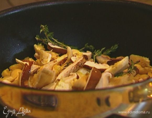 Разогреть в глубокой сковороде 1 ст. ложку оливкового масла и обжарить грибы, добавив веточки тимьяна, соль и перец.