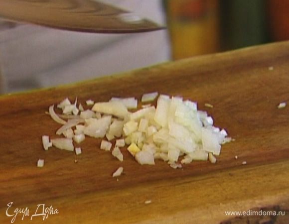 Лук почистить и мелко порубить.