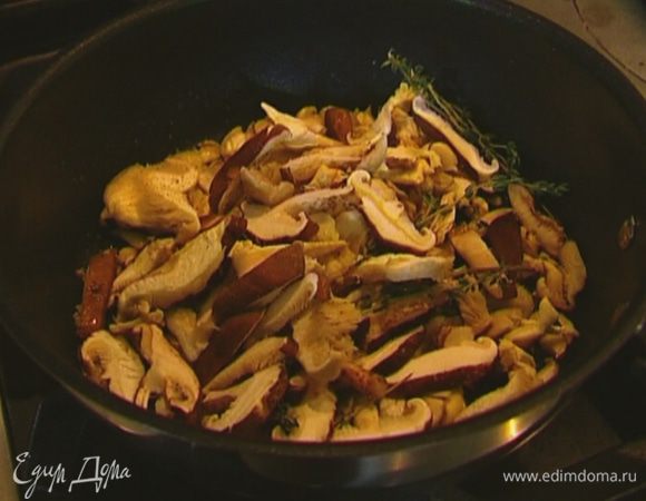 Добавить лук и чеснок к грибам, перемешать, влить еще 1 ст. ложку оливкового масла и тушить грибы до готовности на небольшом огне.