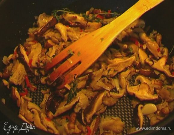 Перец чили, удалив семена, мелко порубить и добавить к грибам.