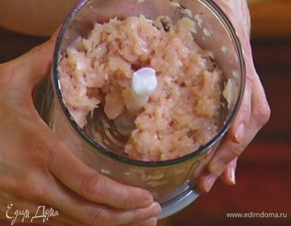 Куриную грудку измельчить в блендере или мясорубке, так чтобы остались крупные кусочки. Выложить куриное мясо к грибам и, постоянно помешивая и разбивая комочки, обжаривать до полной готовности мяса.