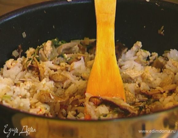 Рис отварить согласно инструкции на упаковке, выложить к грибам, влить соевый соус.