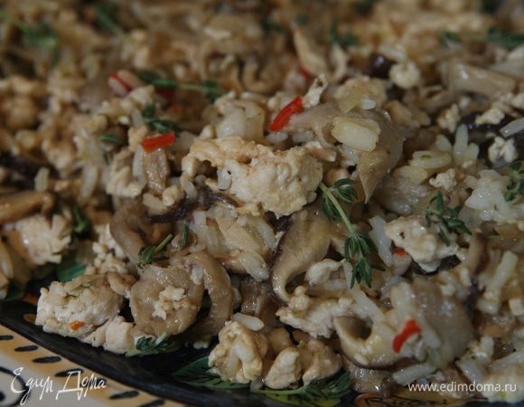 Отжать сок из 1/2 лайма, добавить к рису с грибами, все перемешать и снять с огня.