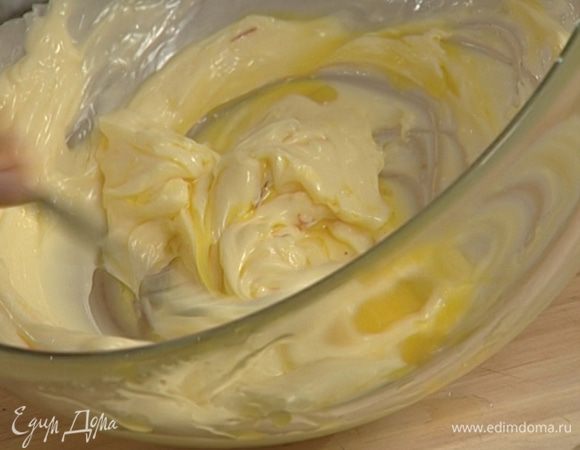 Шафранное масло 1. Из лимона выжать сок. 2. Шафран замочить на несколько минут в половине лимонного сока. 3. Соединить 100 г предварительно размягченного сливочного масла с лимонным соком и шафраном. 4. Добавить чайную ложку оливкового масла и щепотку кайенского перца, все перемешать.