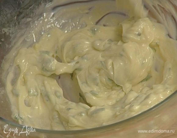 Чесночное масло 1. Чеснок почистить и мелко порубить. 2. Листья базилика мелко нарезать. 3. Добавить к 100 г предварительно размягченного сливочного масла измельченный чеснок и базилик, оставшийся лимонный сок и оливковое масло. 4. Перемешивать все ингредиенты до получения однородной гладкой массы. Подавать охлажденным.