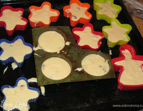 Духовку разогреть до180 гр.
Формы смазать маслом и наполнить их тесто на 2\3 объема.