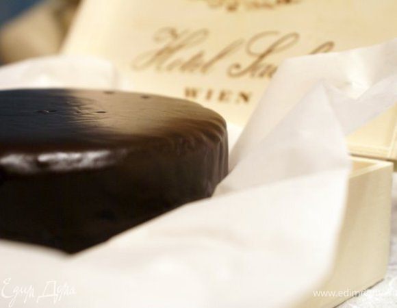 Оставить торт на холоде на 2 часа или больше. Подавать со взбитыми сливками.