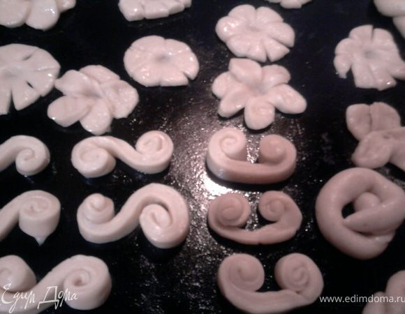 Оставить тесто подойти на час и затем можно лепить мелкие фигурки. Можно это делать с детьми - удовольствия море! Фигурки выкладывать на смазанный маслом противень и оставить для расстойки минут на 15-20. Затем смазать яйцом и можно посыпать сахаром, кунжутом, орехами, маком...