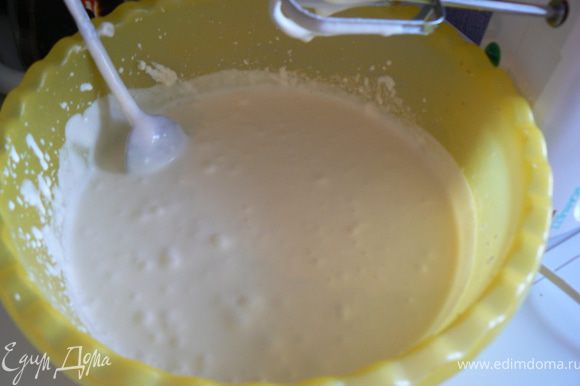 Сыр Маскарпоне взбить в комбайне с сахаром и ванилью. Продолжая взбивать на средней скорости, постепенно влить сливки. Как только все соединилось, стало однородным, не прекращая перемешивания, влить тонкой струйкой лимонный сок с желатином.