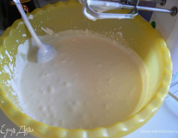 Сыр Маскарпоне взбить в комбайне с сахаром и ванилью. Продолжая взбивать на средней скорости, постепенно влить сливки. Как только все соединилось, стало однородным, не прекращая перемешивания, влить тонкой струйкой лимонный сок с желатином.