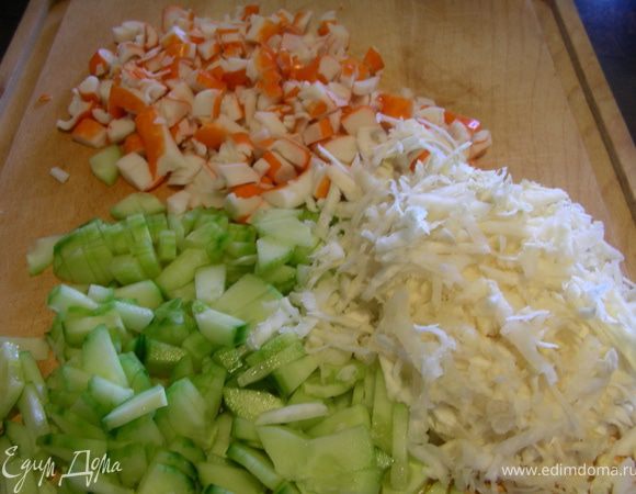 Авокадо нам нужно из холодильника (минимум 2 часа), к сожалению, не могу точно сказать почему.
Сельдерей и огурец моем, чистим. Сельдерей натираем на терке, огурец и крабовые палочки шинкуем помельче. 
