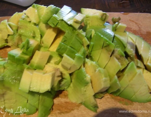 Авокадо разрезаем вдоль напополам, удаляем косточку, аккуратно вынимаем мякоть, сохраняя невредимыми половинки. Нарезаем авокадо помельче. 

