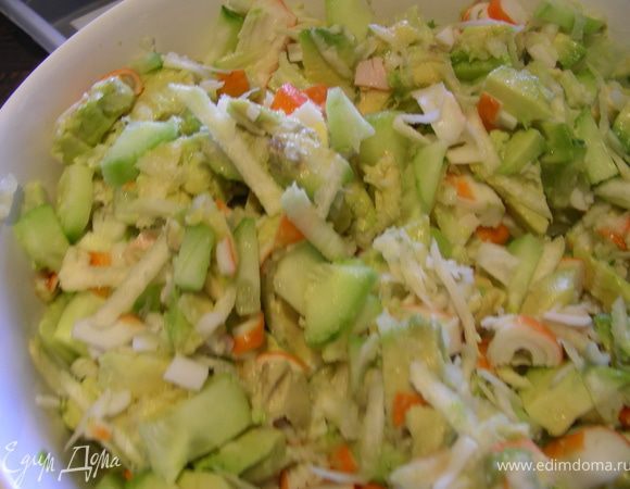 Перемешиваем наши овощи и крабовые палочки. Для заправки смешиваем йогурт, горчицу, лимонный сок и добавляем в салат, туда же немного петрушки.
