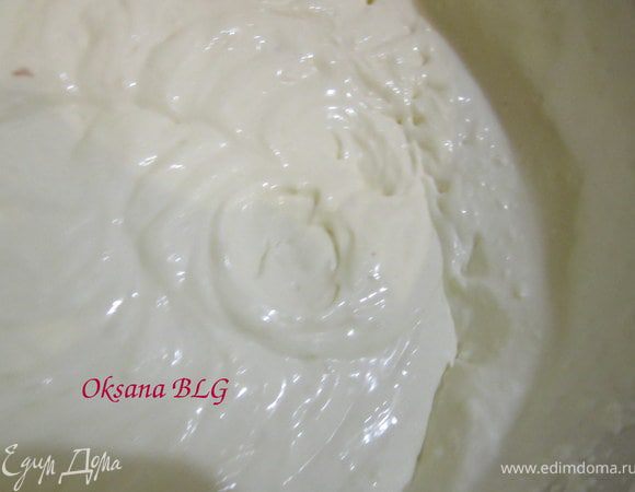 Сметану взбить с сахаром, добавить творог, еще раз взбить.